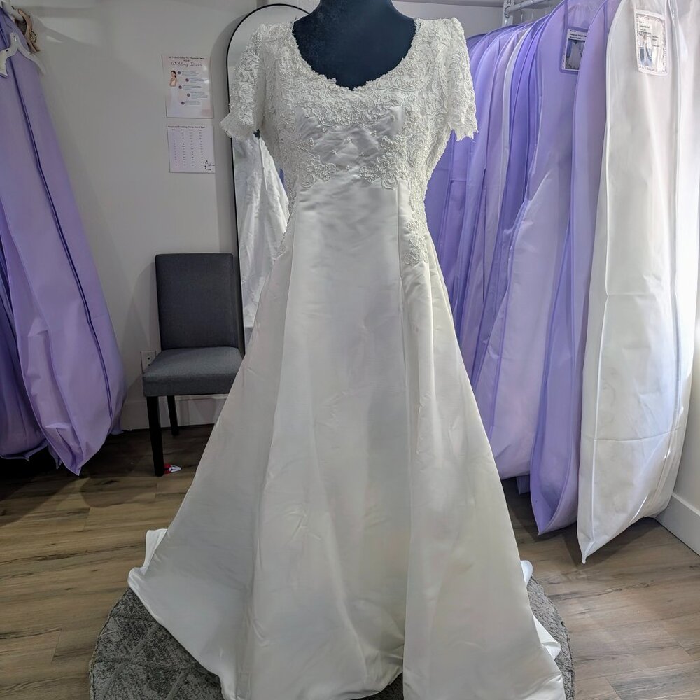 Short Sleeved Vintage A-line Wedding Dress Size 12